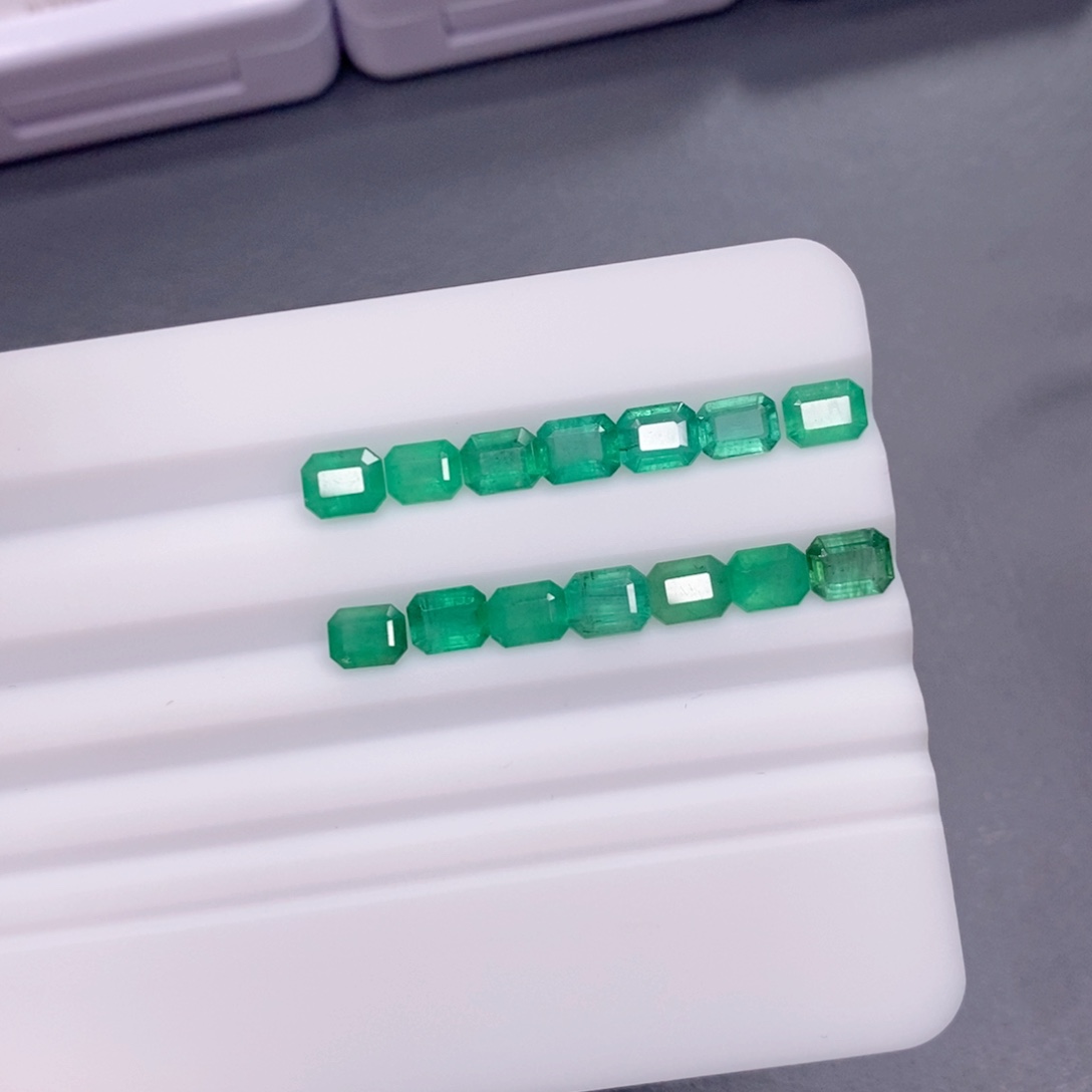 裸石祖母绿280一粒，仅供展示，挑好上定向