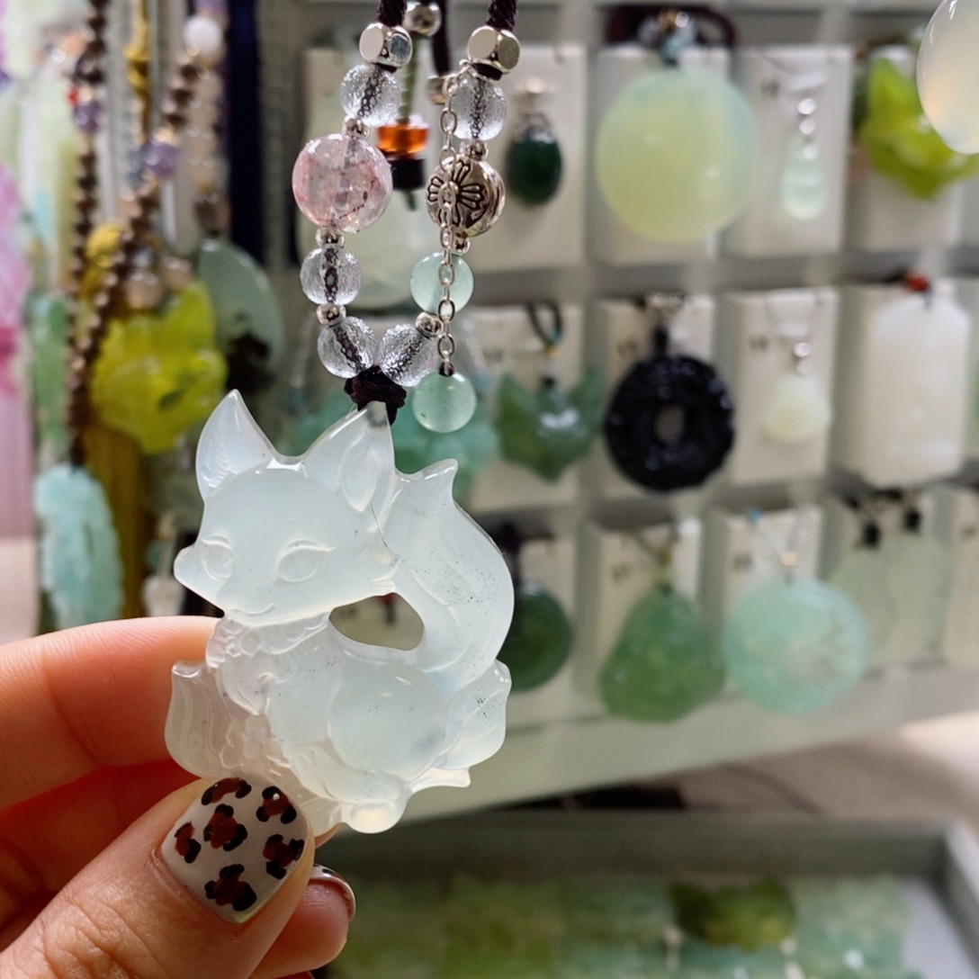 蛇纹石玉未镶嵌颈饰