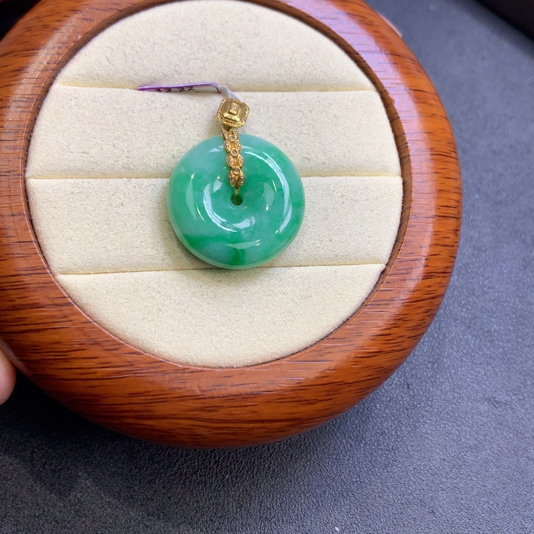 翡翠18K金镶嵌颈饰翡翠