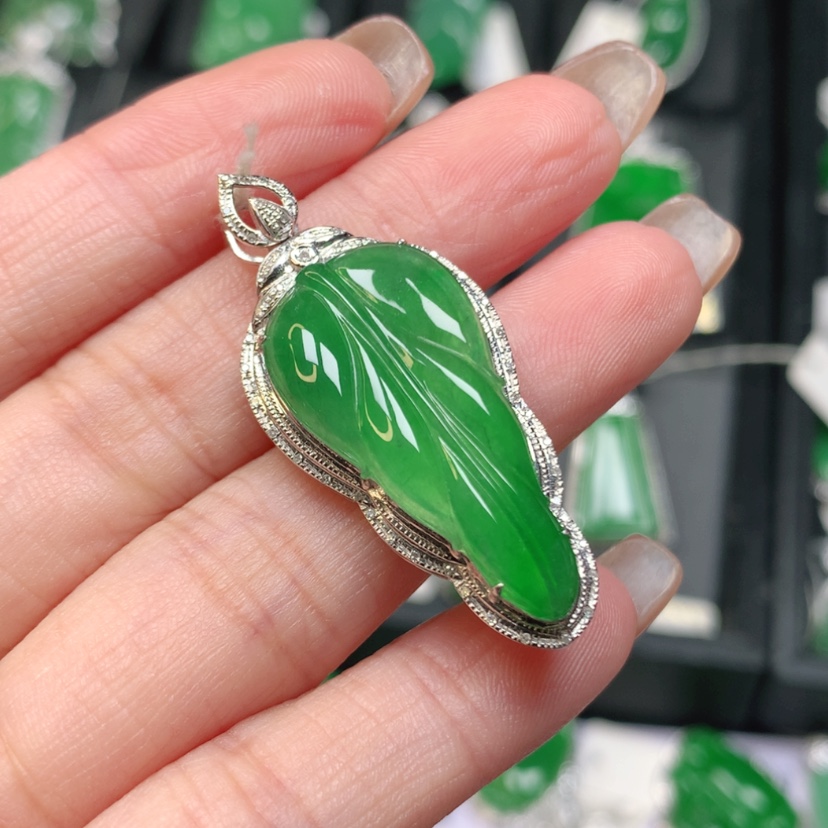 【闪购商品】翡翠18K金镶嵌吊坠(赠链)蚊*叶子