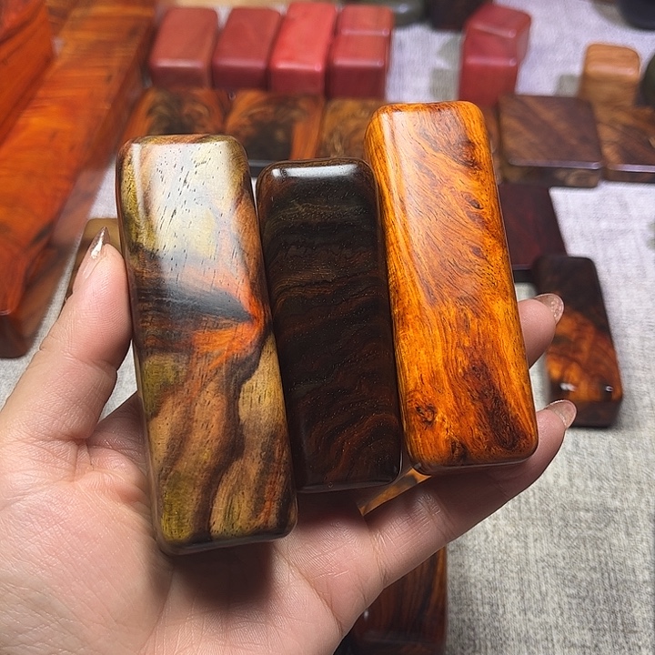 突***~木大红酸枝手把件150