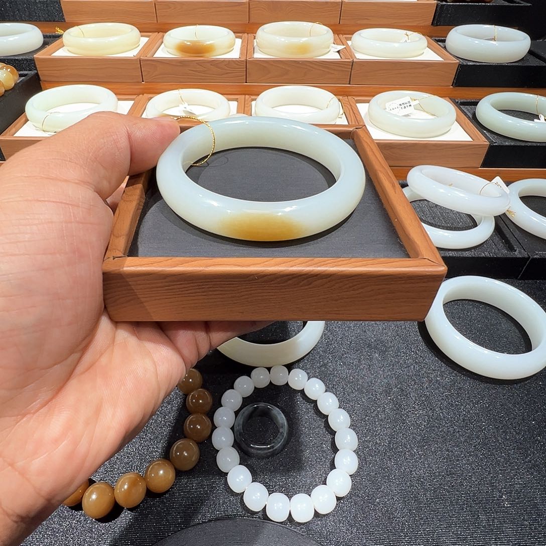 和田玉未镶嵌手镯