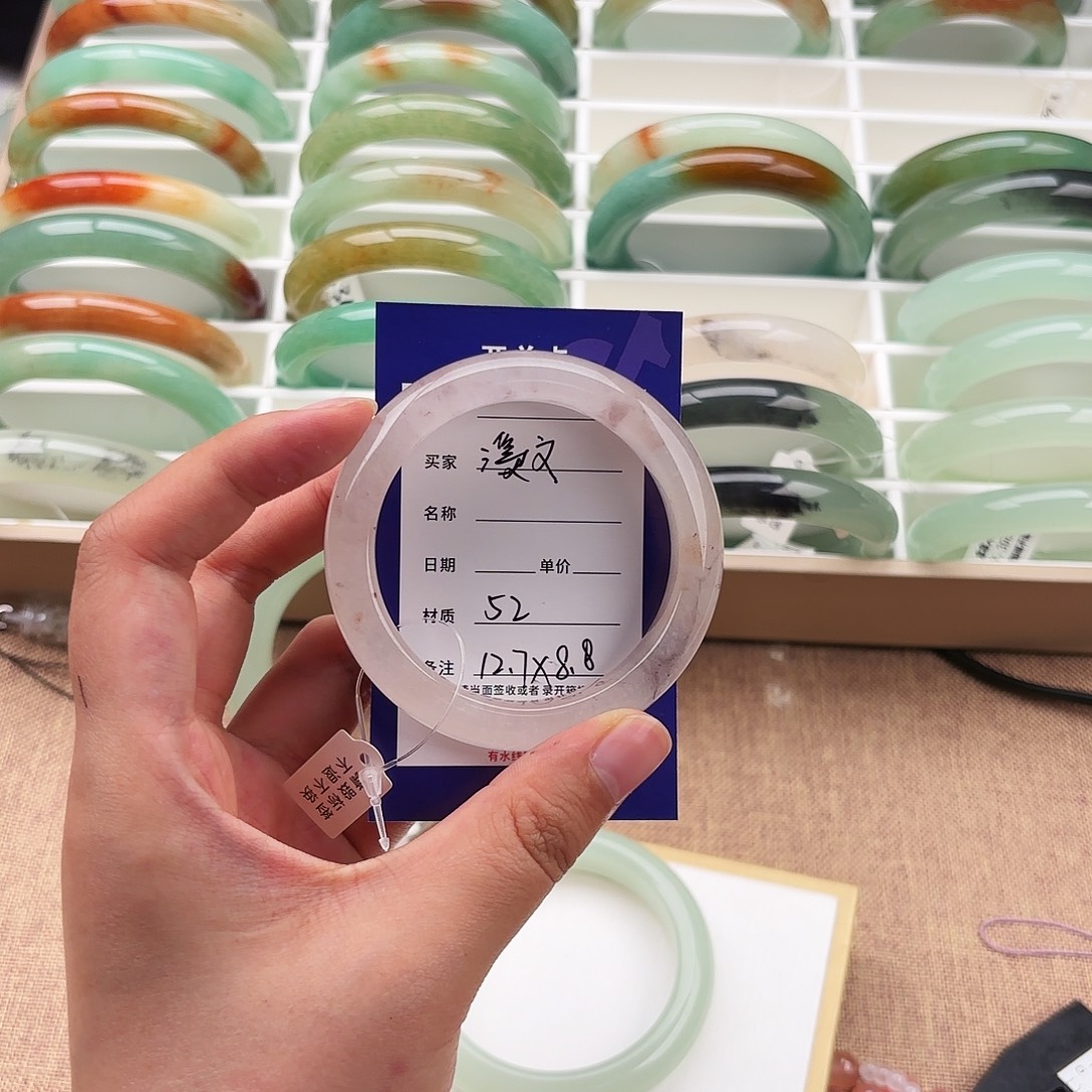 溪****石英质玉未镶嵌手镯