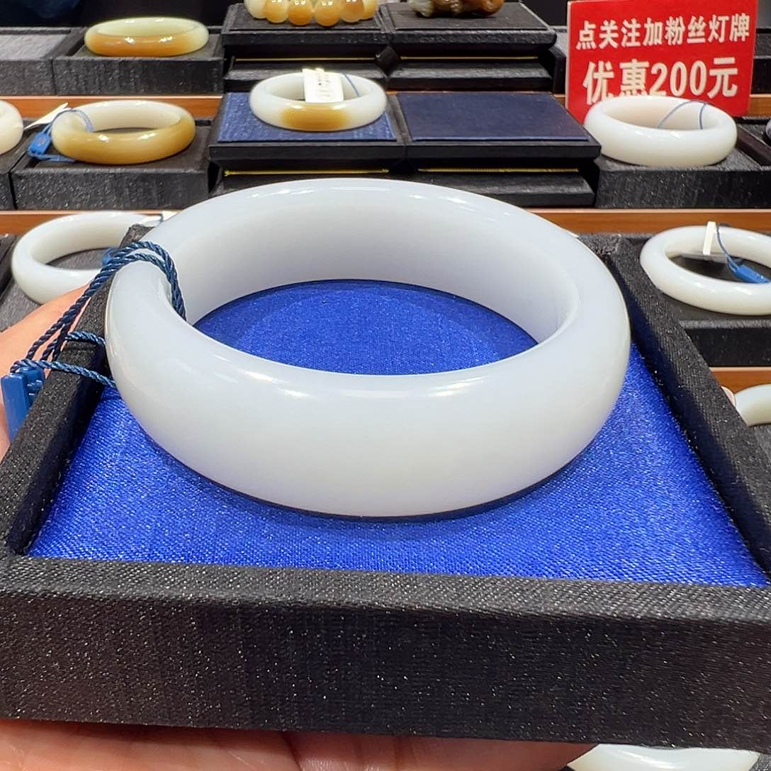 和田玉手镯未镶嵌