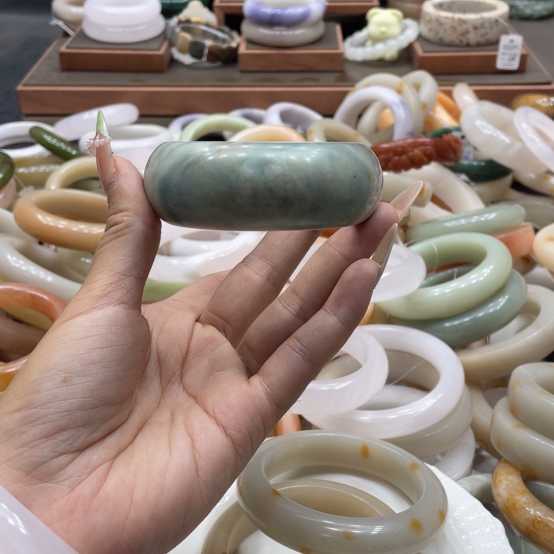 p***i石英质玉手镯未镶嵌