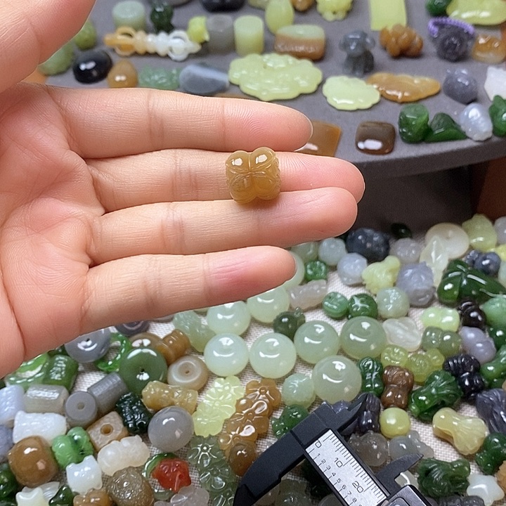 未镶嵌和田玉挂件并蒂莲