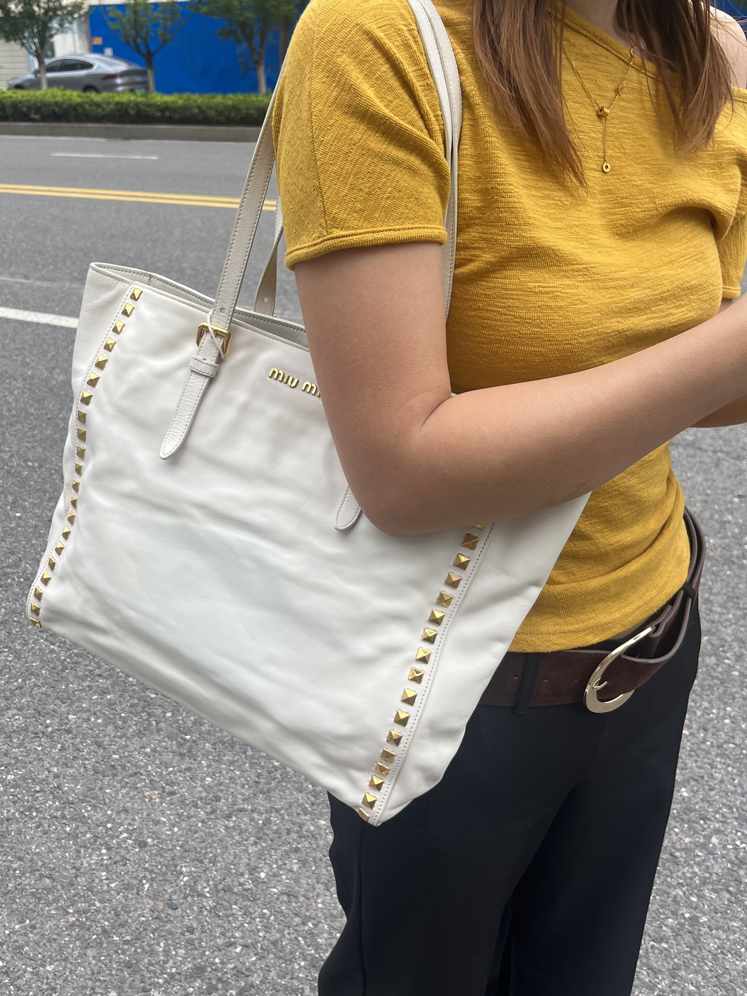 95新 MIU MIU/缪缪 缪缪白色铆钉托特包