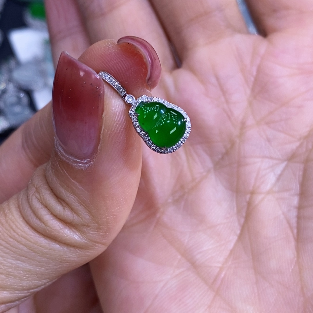 金***缘翡翠18K金镶嵌颈饰