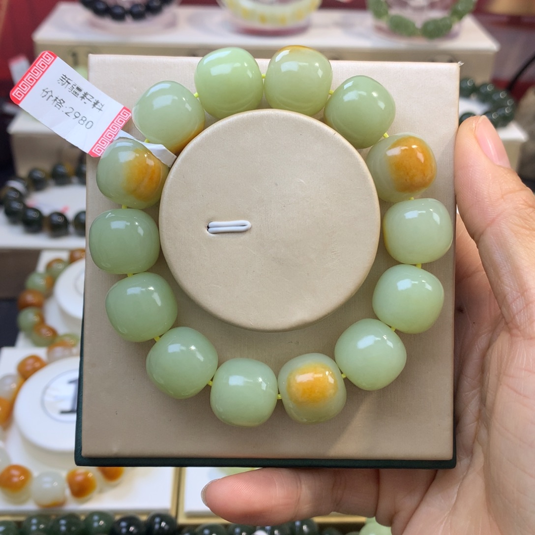 卧***游和田玉未镶嵌手链