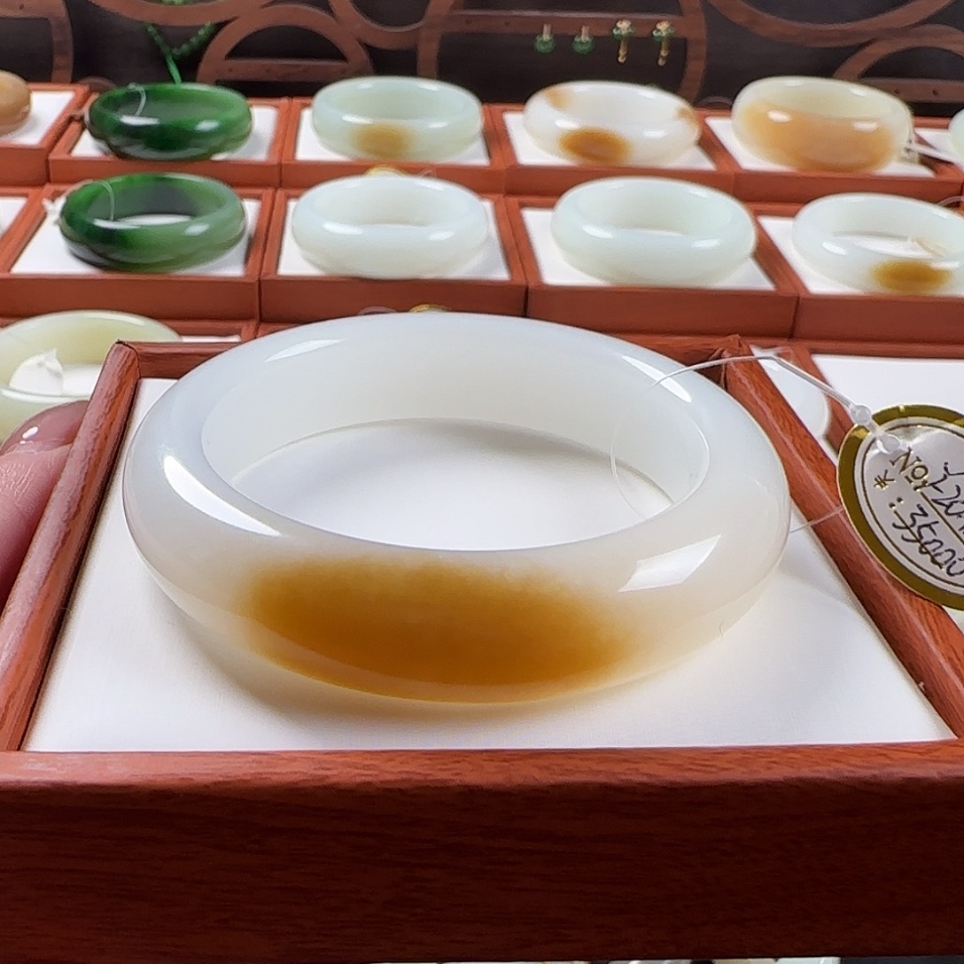 琴***瑟和田玉未镶嵌手镯