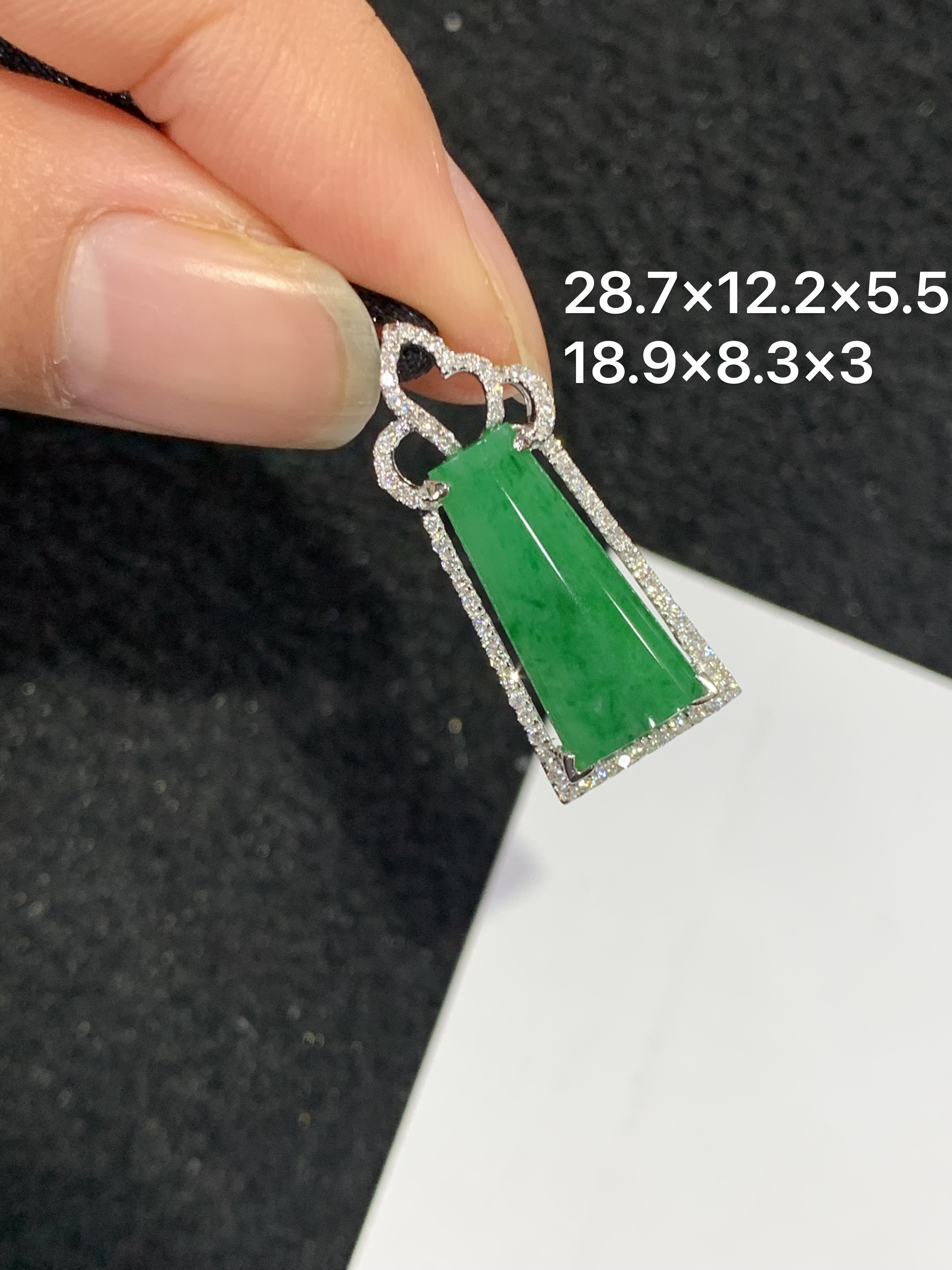 18K金镶嵌天然缅甸翡翠阳绿无事牌吊坠