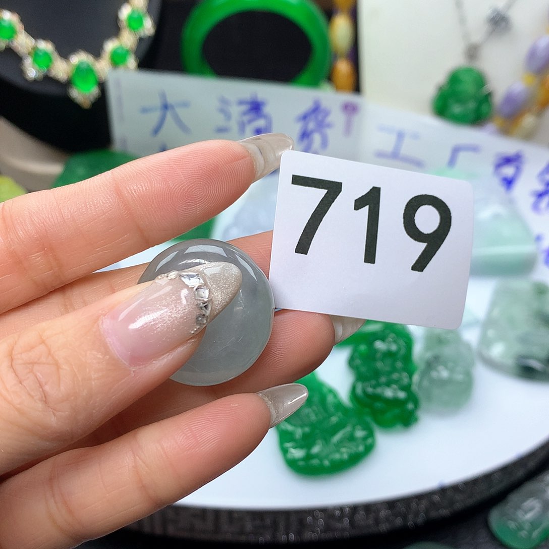 翡翠吊坠(赠链)未镶嵌