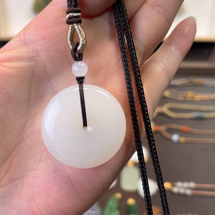 M***u和田玉未镶嵌颈饰大扣