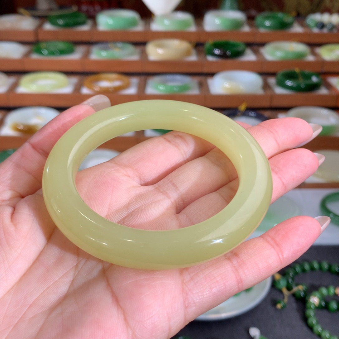 和田玉未镶嵌手镯