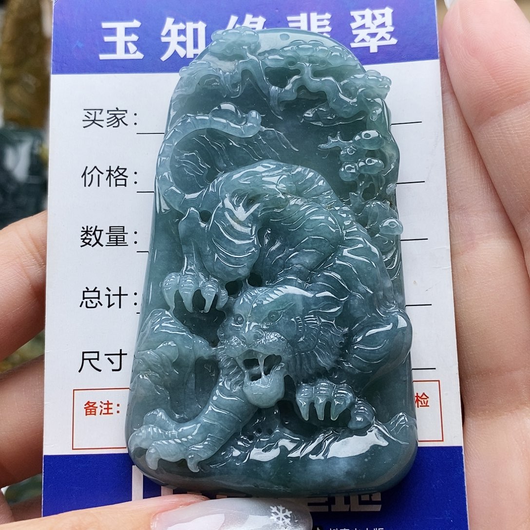 翡翠未镶嵌颈饰下山虎