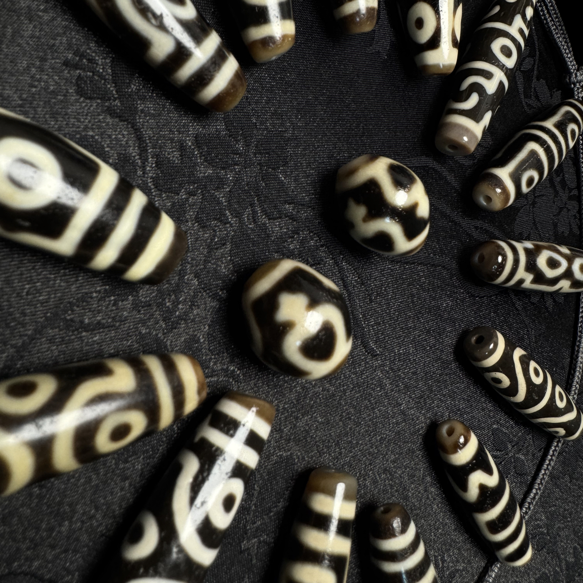 哐哐漏！经典瓷实奶钙黑白手工磨型质感多图腾天珠玛瑙20×10mm