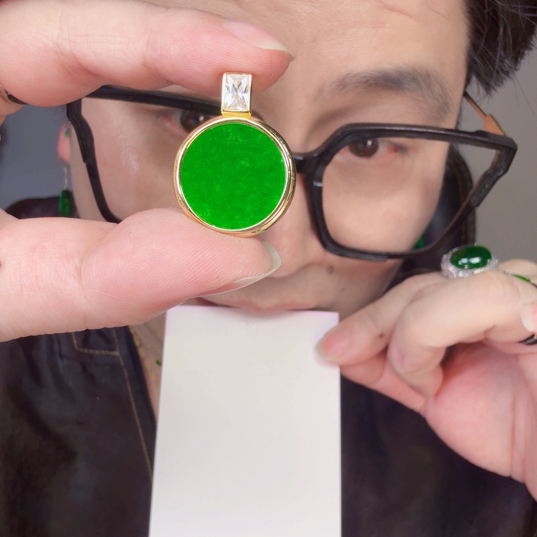 翡翠未镶嵌颈饰一件