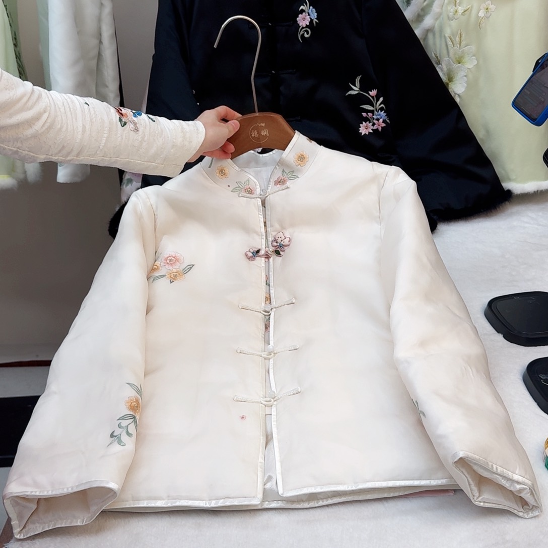 刺绣真丝白色羽绒服