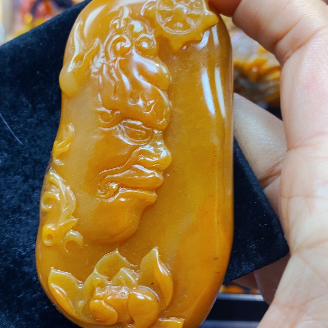 未镶嵌石英质玉（黄龙玉）颈饰