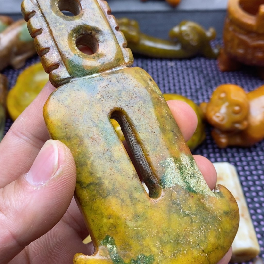 蛇纹石玉颈饰未镶嵌