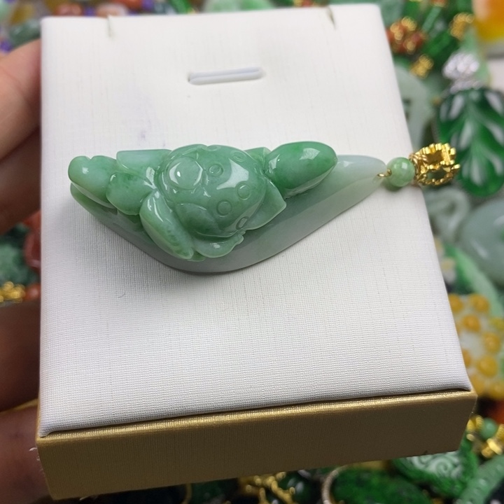 翡翠未镶嵌吊坠(赠链)