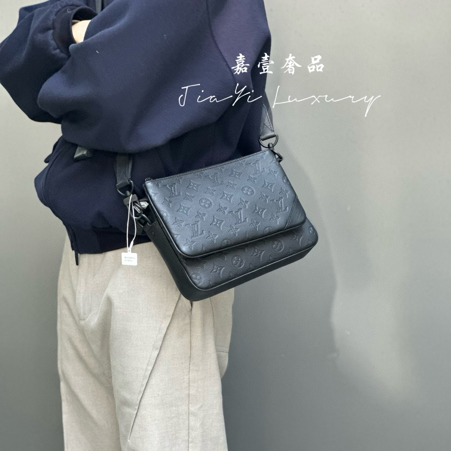 全新未使用 LV 嘉壹(6817) Trio牛皮革 邮差包斜挎包黑色三合一
