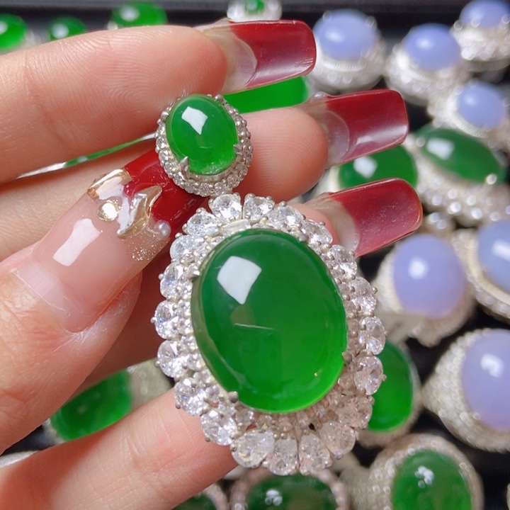 翡翠颈饰银S925镶嵌18。   