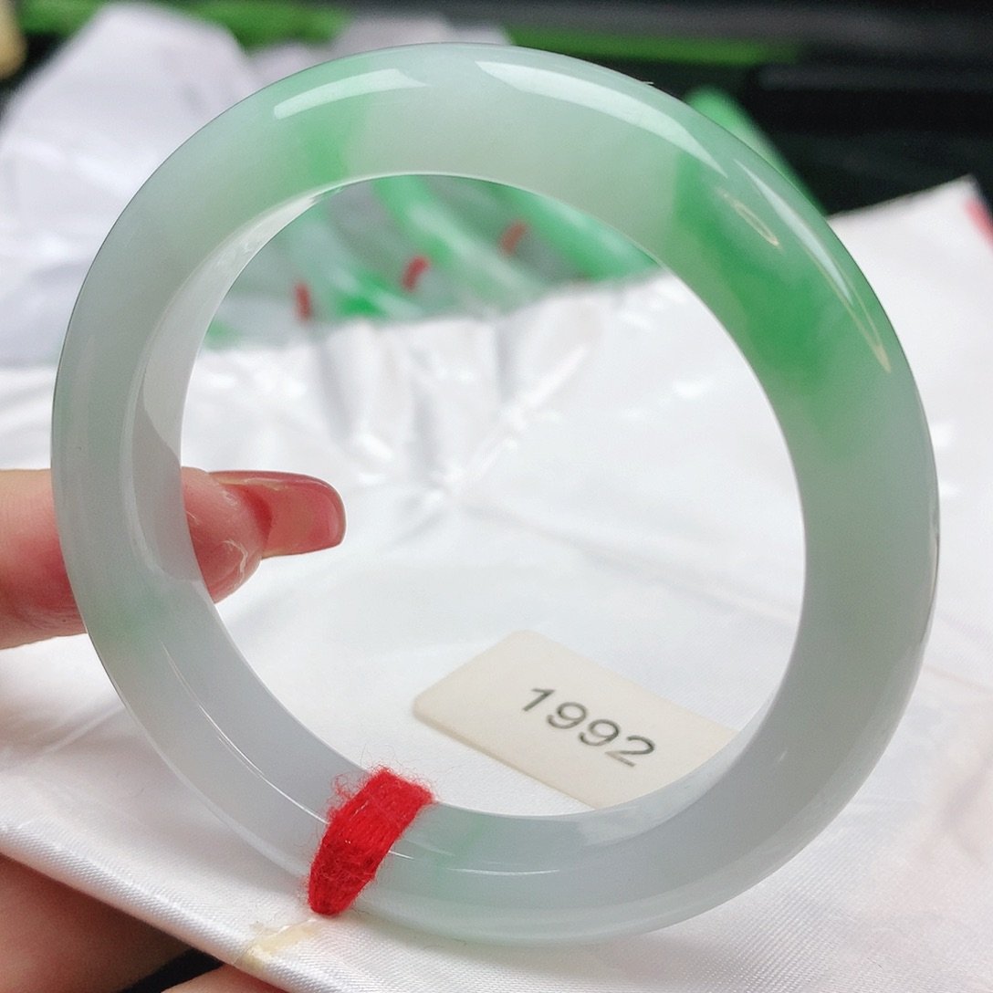 翡翠手镯未镶嵌正圈52.5