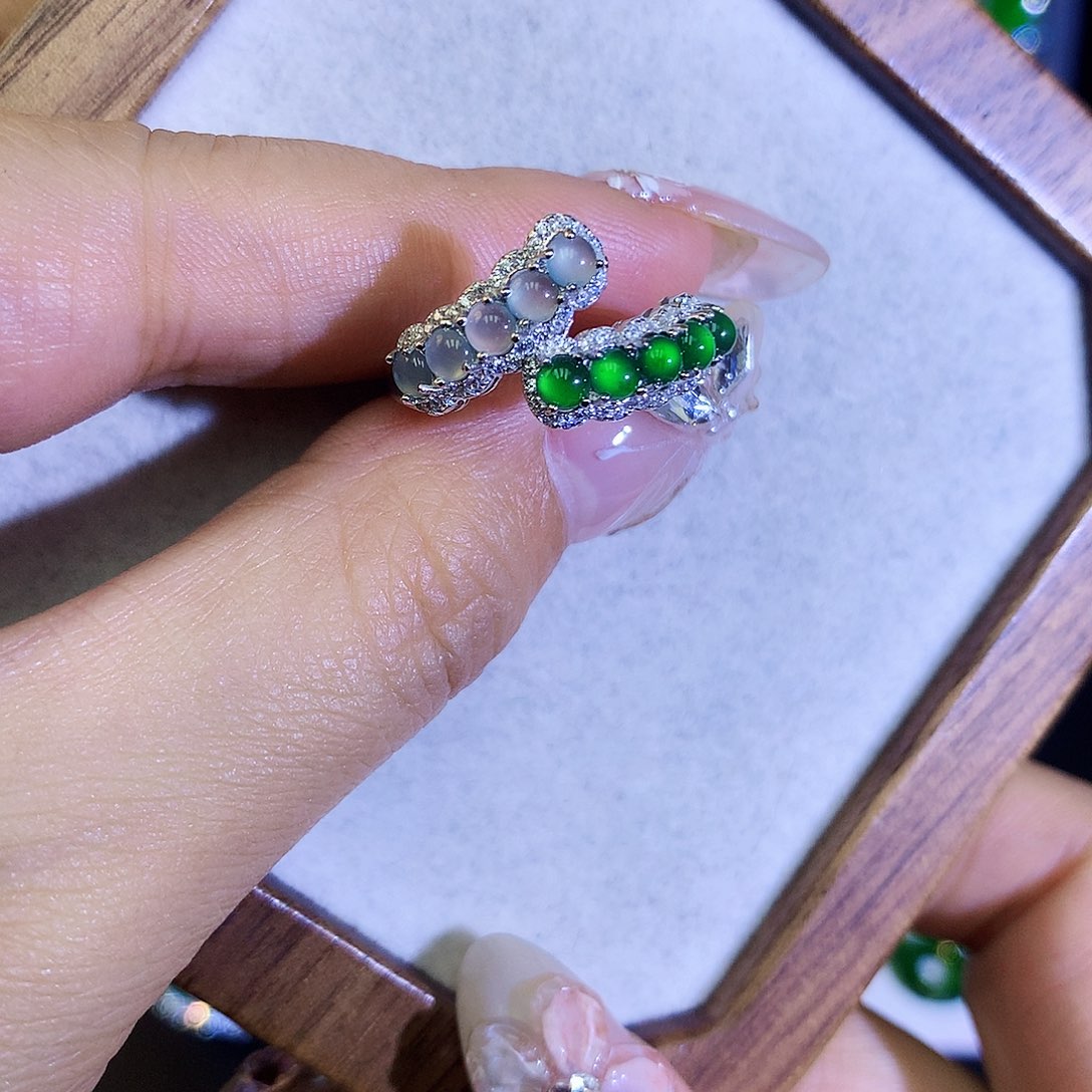 翡翠戒指银S925镶嵌天然翡翠戒指