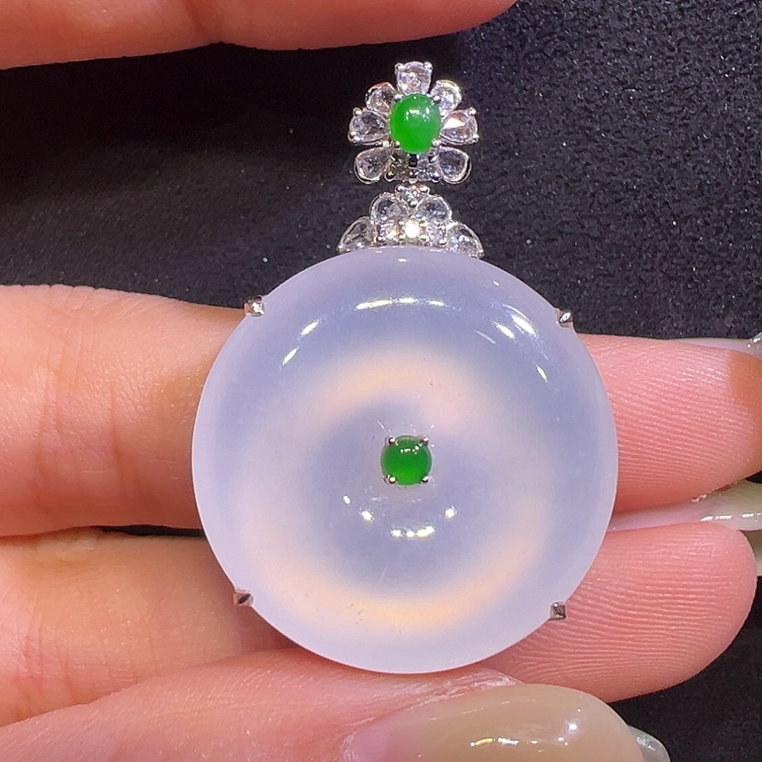 翡翠18K金镶嵌颈饰平安扣