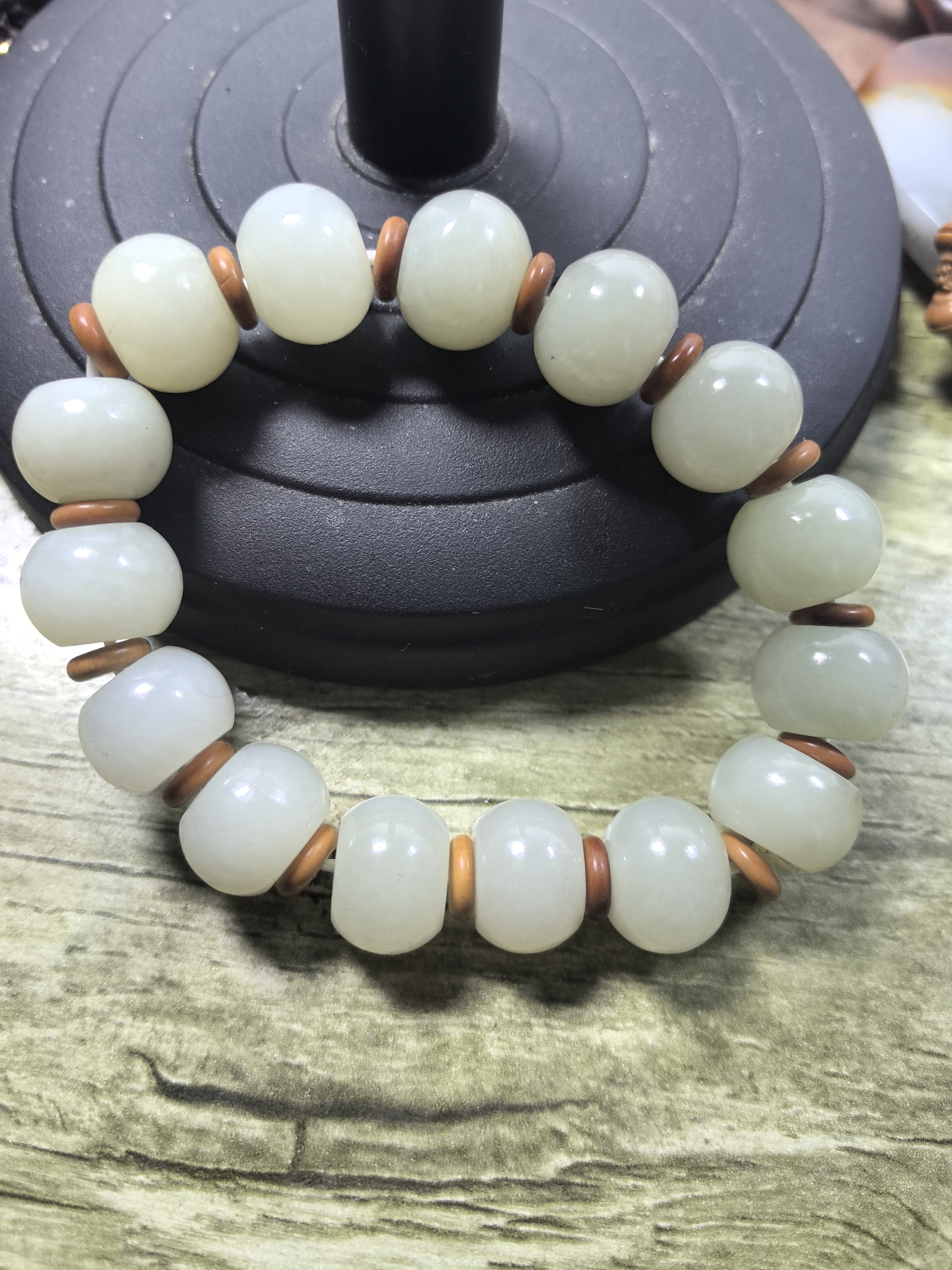 新疆和田玉山料手串。算盘珠。