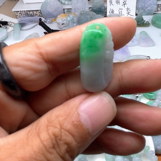 翡翠未镶嵌颈饰翡翠冰绿竹节