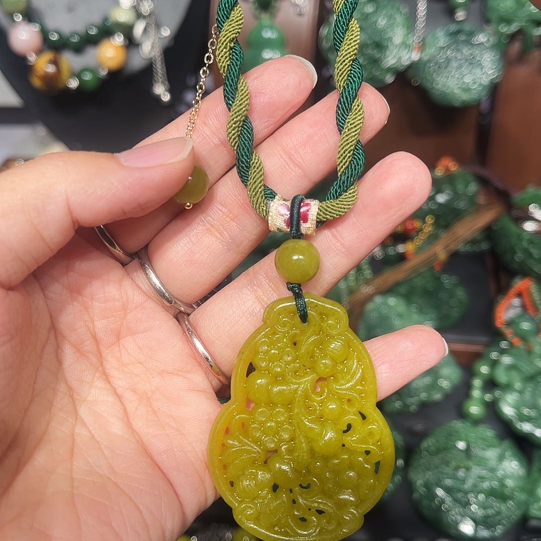 颈饰未镶嵌和田玉（糖玉）