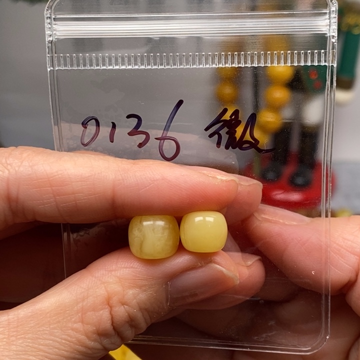 君***儿蜜蜡未镶嵌裸石10*2微