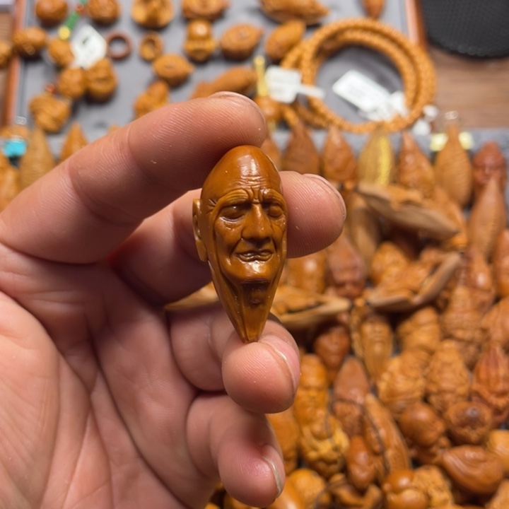 橄榄核吊坠长眉罗汉