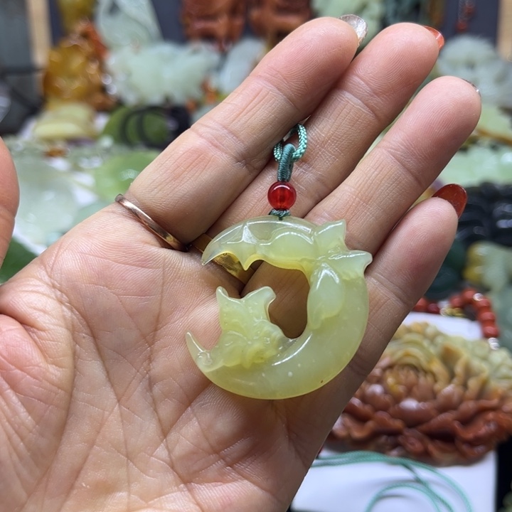 蛇纹石玉未镶嵌颈饰