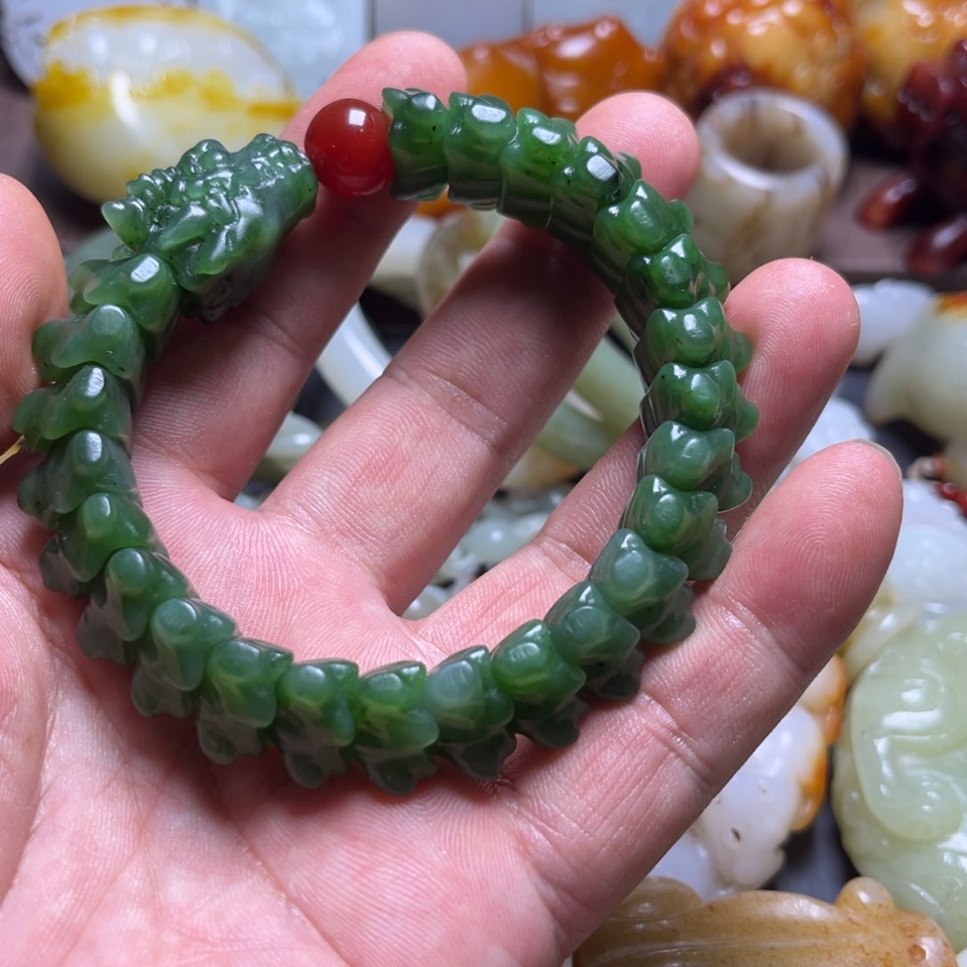 和田玉未镶嵌颈饰傲**心