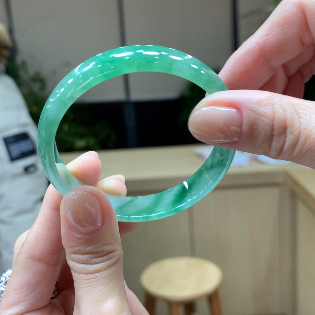 翡翠手镯未镶嵌不退不换