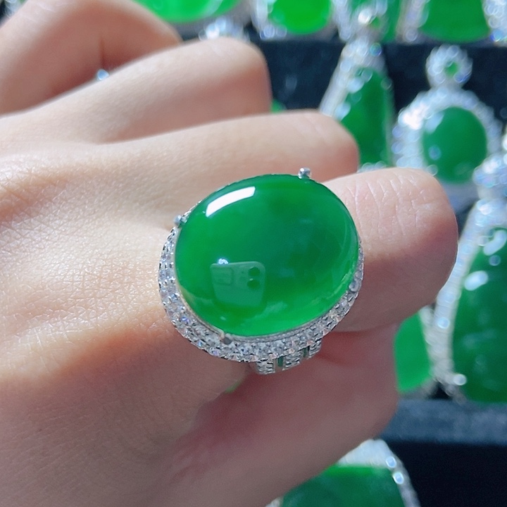 翡翠未镶嵌颈饰  18。  