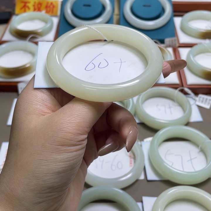 和田玉手镯未镶嵌