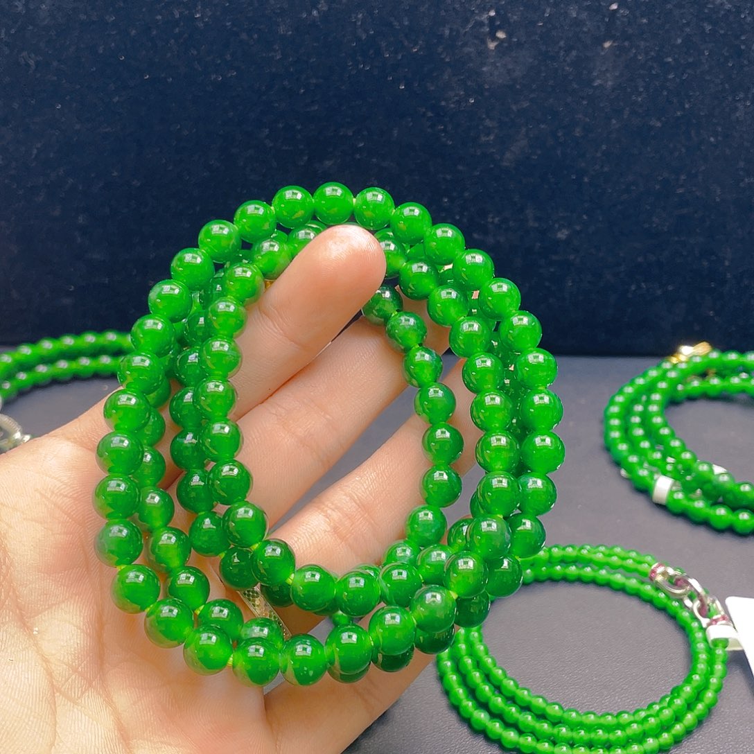 随***逝翡翠未镶嵌项链    