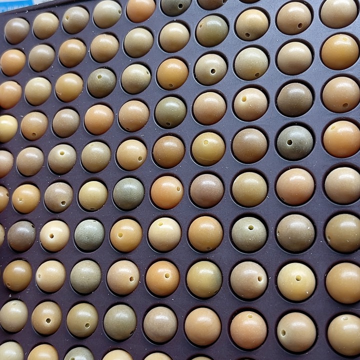 白玉菩提吊坠瑕疵12青黄圆珠110颗