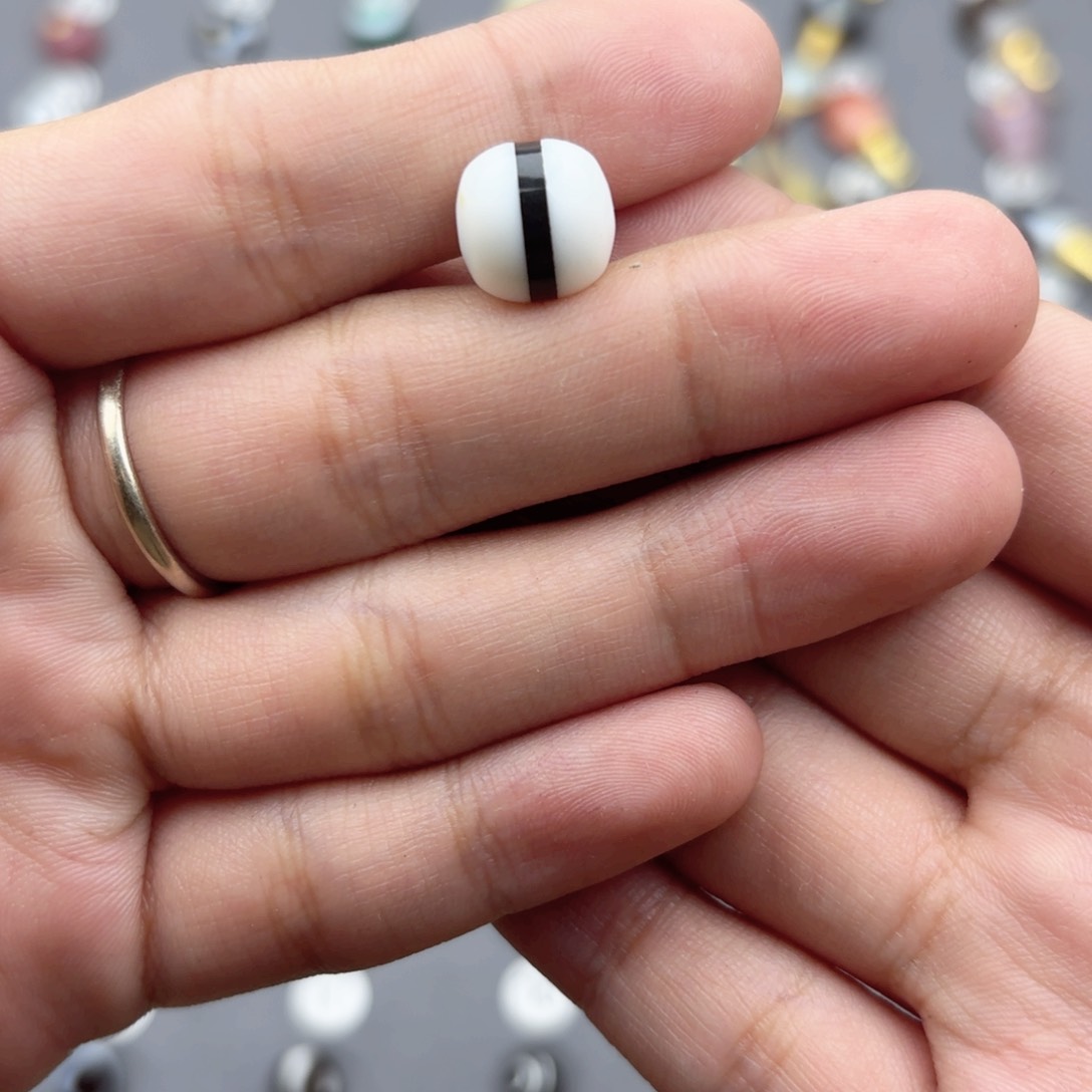 玛瑙/玉髓1未镶嵌兜*10mm。