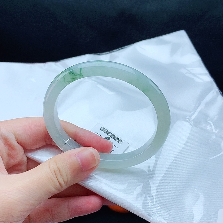 翡翠手镯未镶嵌53贵