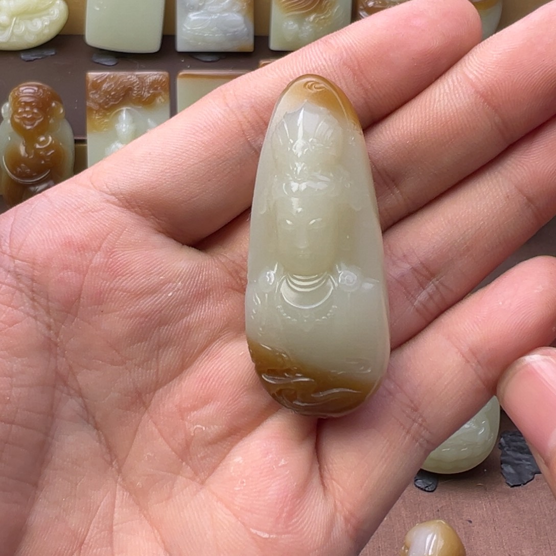 用***8和田玉（糖玉）未镶嵌颈饰