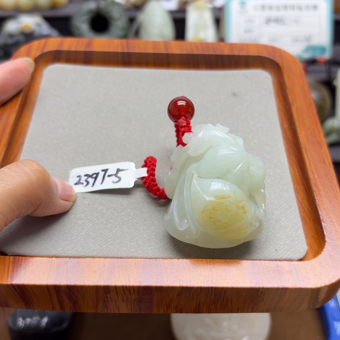 建***站颈饰未镶嵌和田玉