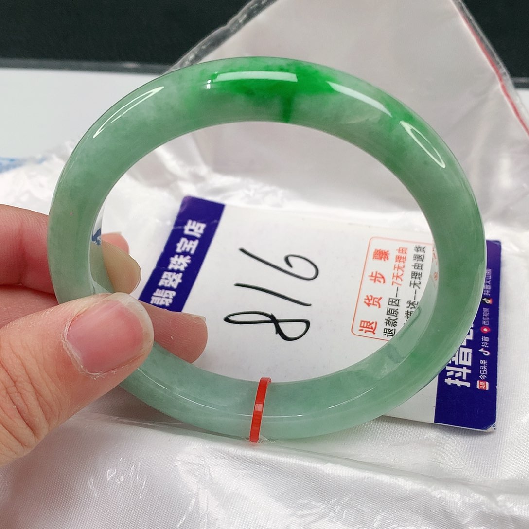 翡翠手镯未镶嵌翡翠