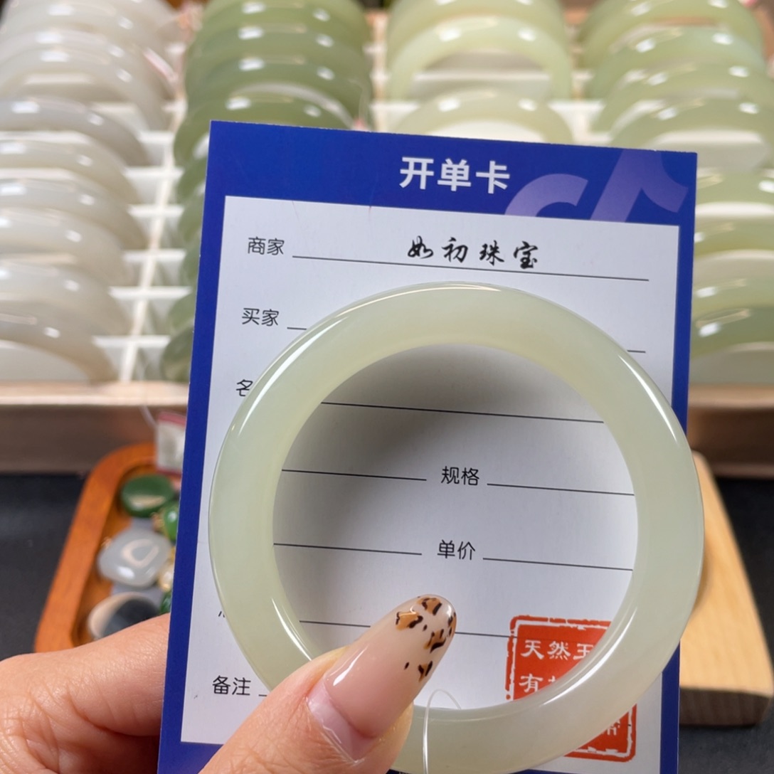 未镶嵌手镯和田玉清*