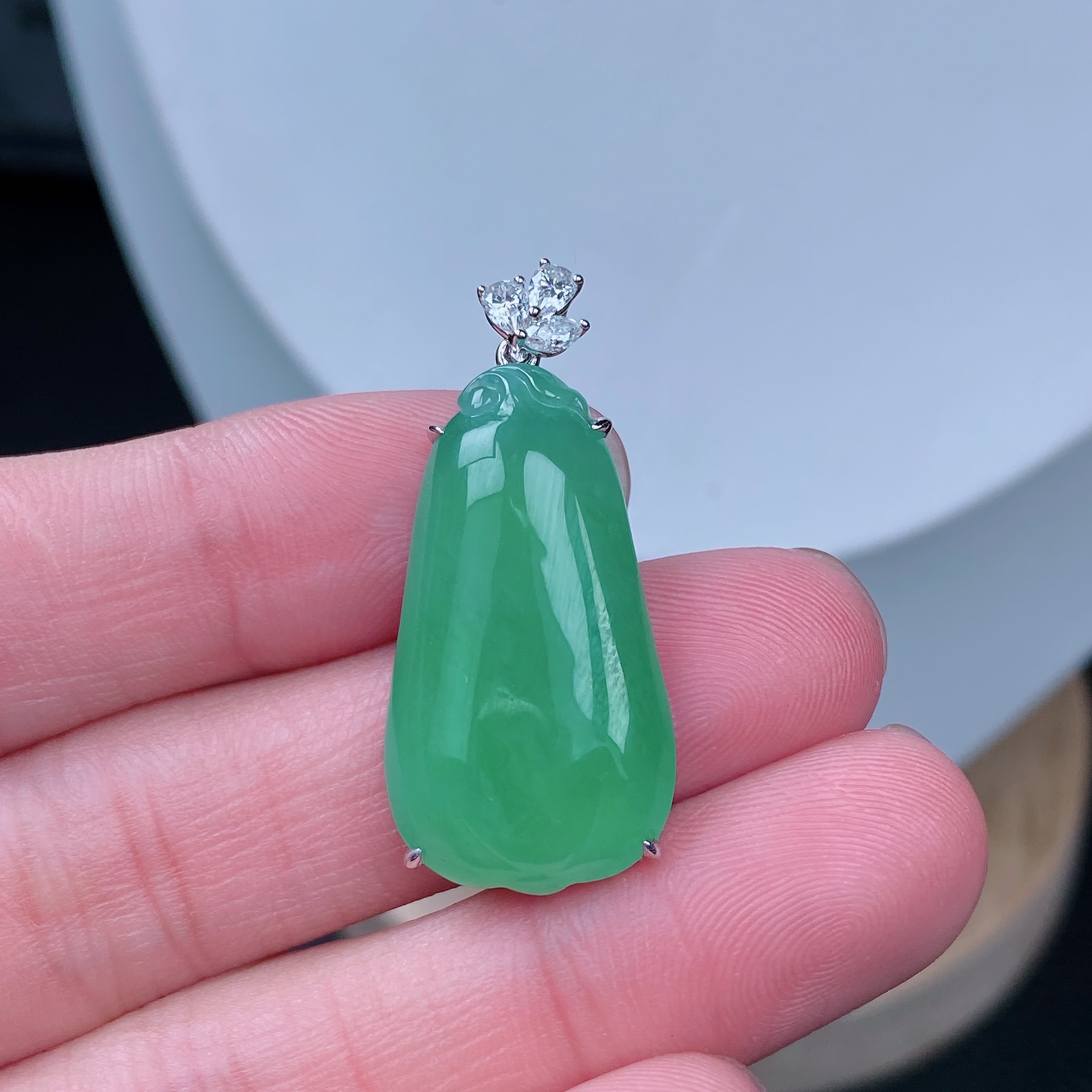 天然A货缅甸翡翠18K金镶嵌满绿福瓜 尺寸：33.5*15*5.2mm