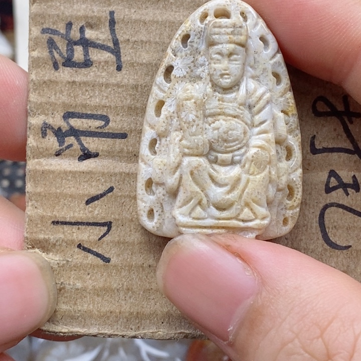颈饰未镶嵌硅化珊瑚（珊瑚玉）百**.